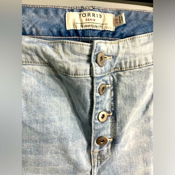 Torrid women’s plus size 22 essential blue jean denim raw hem cozy shorts - Picture 3 of 7